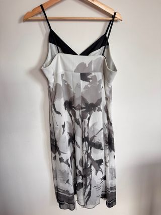 Vestido floral gris y blanco