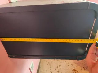 Mueble tocador azul oscuro con espejo.