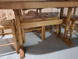 Mesa extensible con sillas