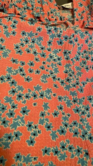 Mono Bershka floral rosa y azul