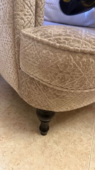 Sillón de tela beige y marrón