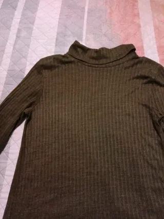 Jersey fino cuello alto verde oliva