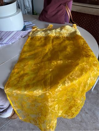 Cortina amarilla con detalles de terciopelo 165