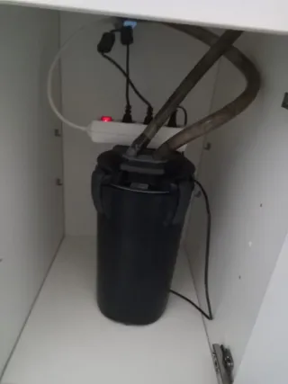 Acuario con mueble blanco