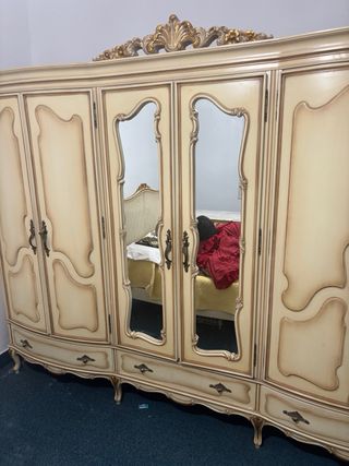 Armario de madera 3 cuerpos beige y dorado
