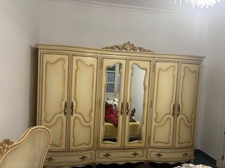 Armario de madera 3 cuerpos beige y dorado