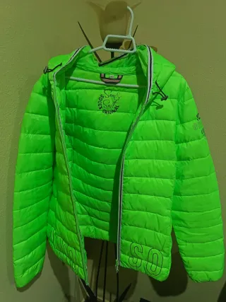 Cazadora acolchada verde con capucha