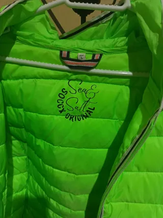 Cazadora acolchada verde con capucha