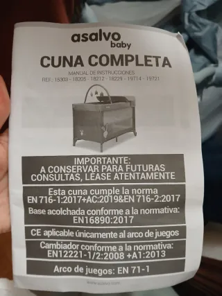 Cuna de viaje gris y móvil.