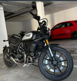 Ducati Scrambler Moto Negra y Plata