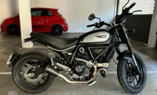Ducati Scrambler Moto Negra y Plata