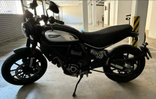 Ducati Scrambler Moto Negra y Plata