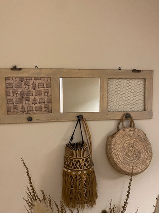 Perchero hecho con una contraventana antigua