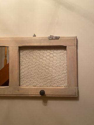 Perchero hecho con una contraventana antigua