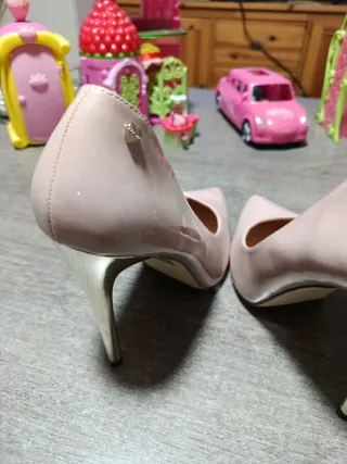 Tacones charol Motivi Talla 40 Beige zapatos de ve