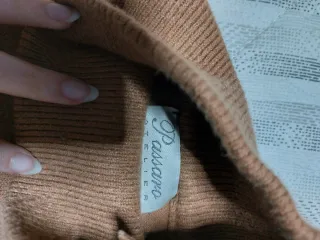 Maglia collo alto beige con bottoni