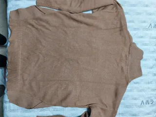 Maglia collo alto beige con bottoni