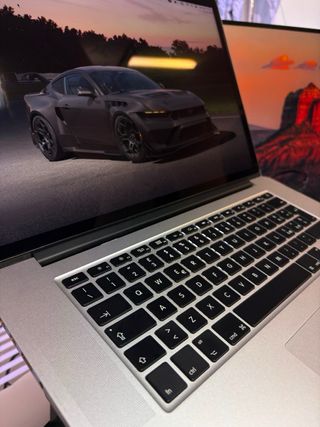 MacBook Pro i7 16GB RAM 256GB SSD