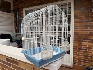 Jaula para pájaros blanca y azul
