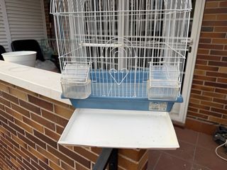 Jaula para pájaros blanca y azul