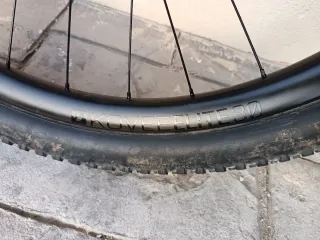 Rueda Delantera Bontrager Kovee Elite 30, Carbono