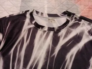 Camiseta estampada negra y blanca
