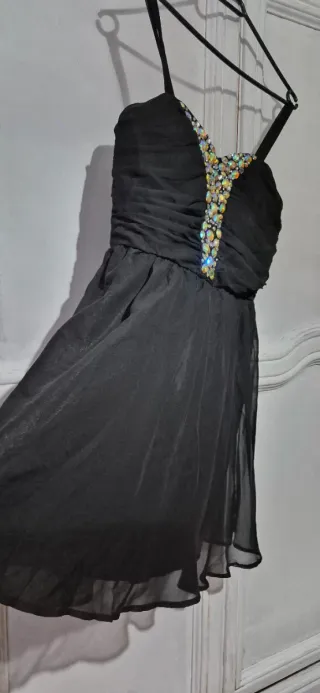 Vestido de fiesta negro con pedrería