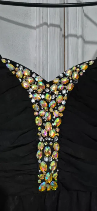 Vestido de fiesta negro con pedrería