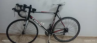 Bicicleta de carretera negra