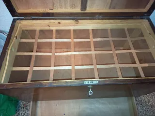 Baúl antiguo de madera con llave