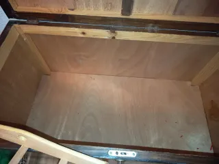 Baúl antiguo de madera con llave