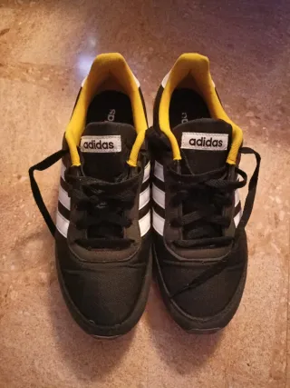 Zapatillas Adidas Negras y Amarillas