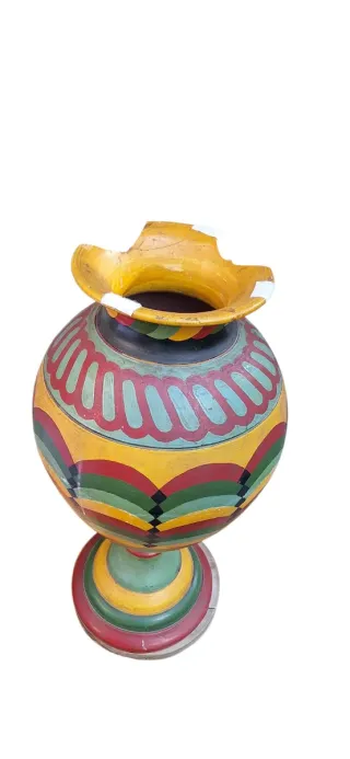 Vaso in terracotta decorato a mano
