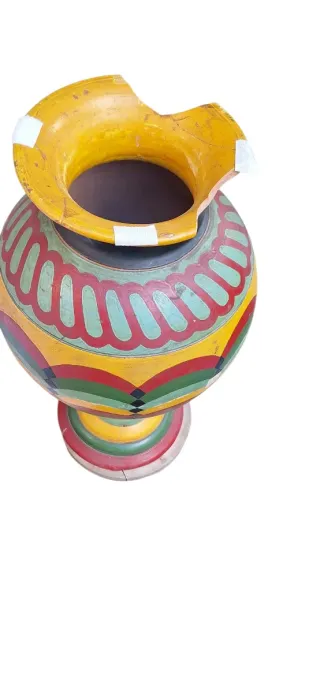 Vaso in terracotta decorato a mano