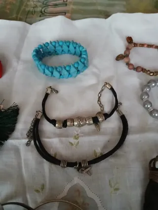 Lote de 9 pulseras y 2 broches