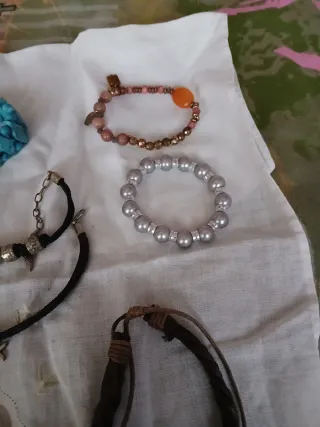 Lote de 9 pulseras y 2 broches