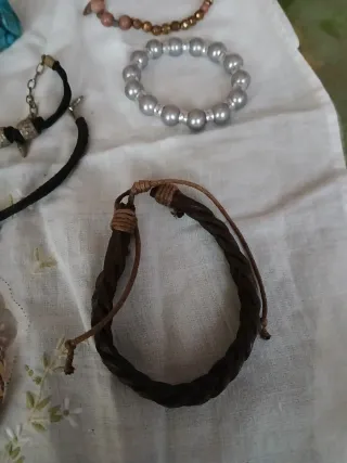 Lote de 9 pulseras y 2 broches