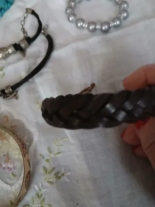 Lote de 9 pulseras y 2 broches