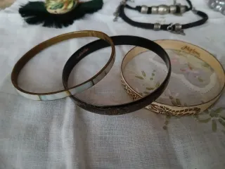 Lote de 9 pulseras y 2 broches