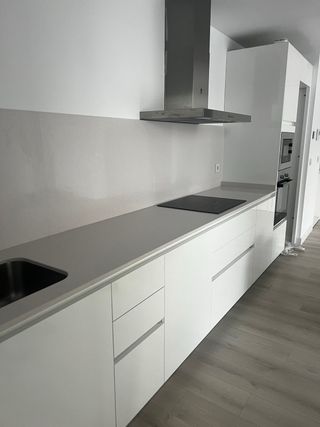 Cocina Blanco Brillo con Silestone