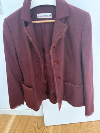 Traje lana virgen chaqueta y falda granate.