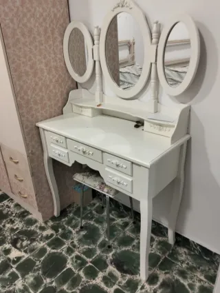Toeletta bianca con triplo specchio