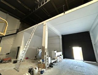 Nave industrial en venta en La Paz en Alcalá de Guadaira