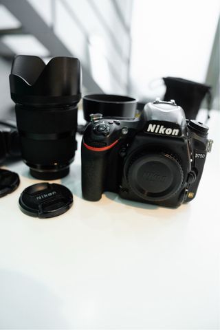Kit Nikon D750 + Objetivo + Flash