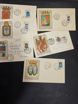 Colección  de 36 sobres primer dia escudos.