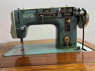Máquina de coser Alfa antigua