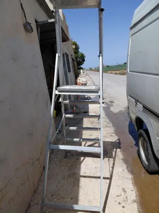 Escalera de aluminio con plataforma