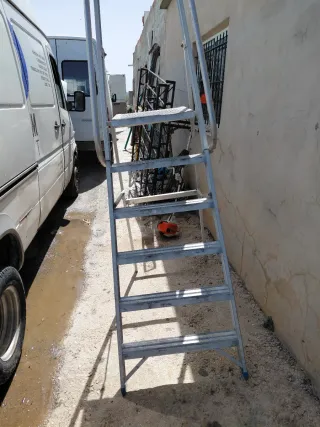 Escalera de aluminio con plataforma