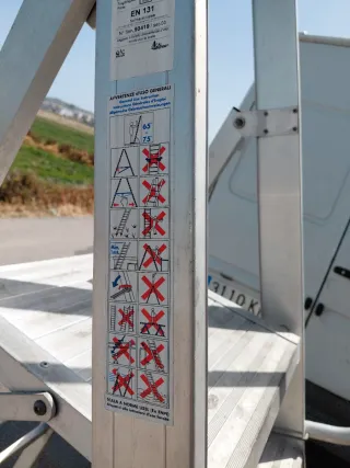 Escalera de aluminio con plataforma