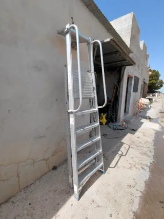 Escalera de aluminio con plataforma